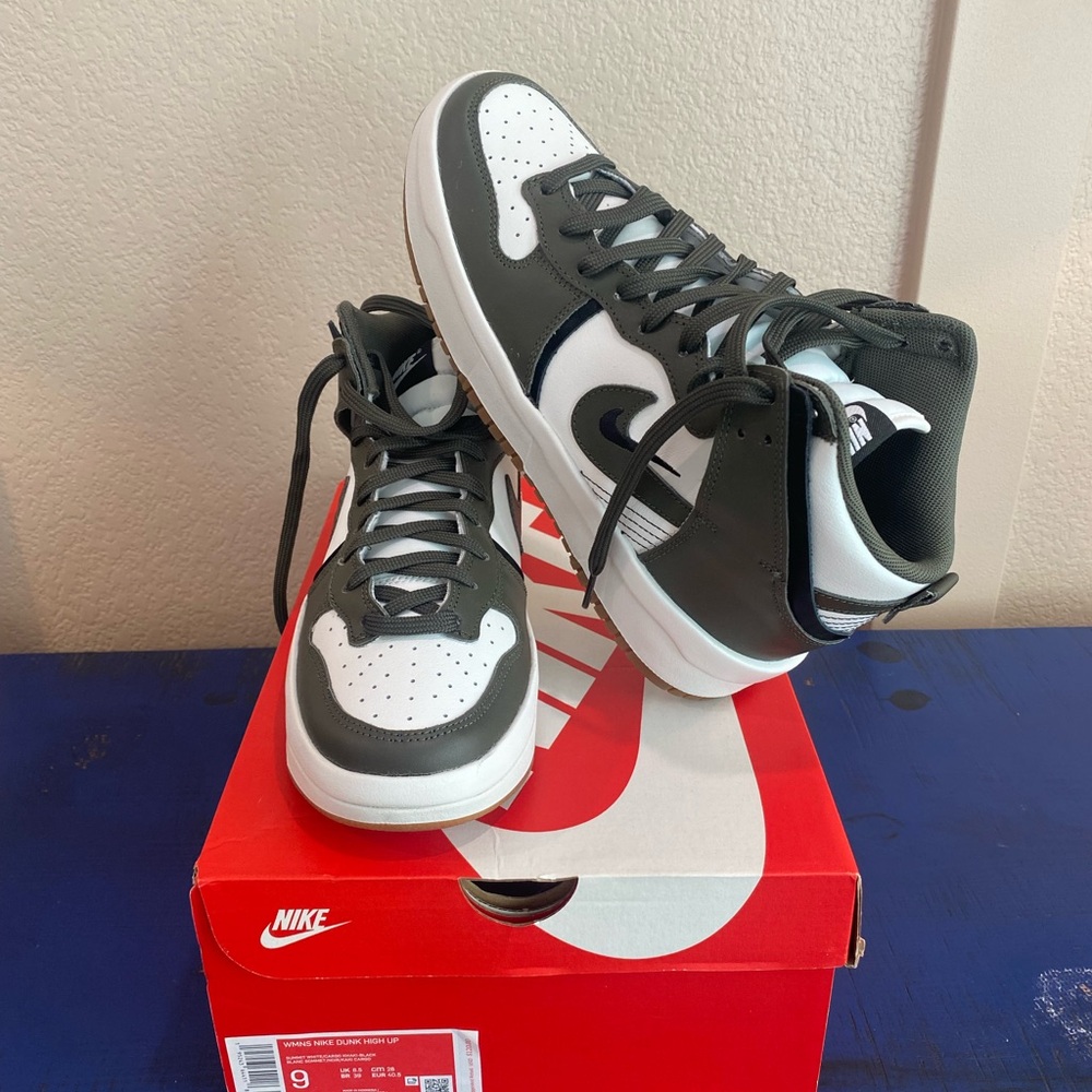 (NEW) Nike High-Top Sneakers in Gray and White.